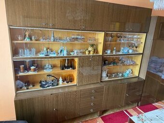 Obývacia stena – veľa úložného priestoru – zachovalá