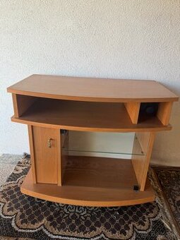 Drevený stolík pod TV na kolieskach
