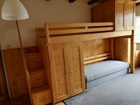 posteľ so skriňami z masívneho dreva