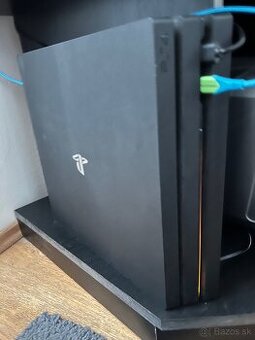 Predám PlayStation 4 Pro (1TB) + 2 ovládače + 7 hier