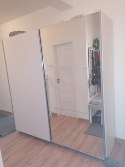 Moderné biele skrine s posuvnymi dverami