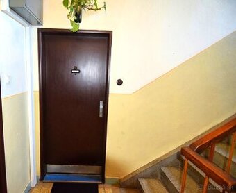 Na predaj dvojizbový byt s balkónom. + garáž.