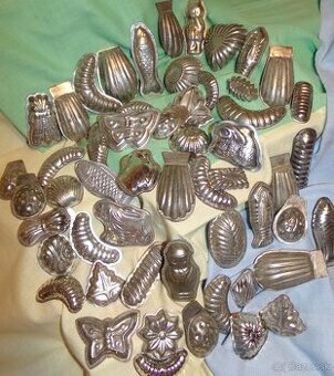 STARÉ FORMIČKY rôznych tvarov 53 ks - na ďalšiu tvorbu