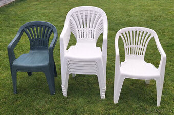 9ks plastove stolicky + plastovy stol