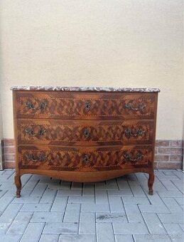 Intarzovaná komoda s mramorom