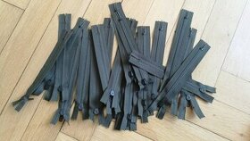 Zip tmavě zelený plastový nedělitelný 16 cm 24ksm,1kus-0,5eu
