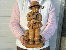 Velmi hezká stará dřevěná socha chlapec s králíčkem - 1