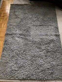 Sivý koberec