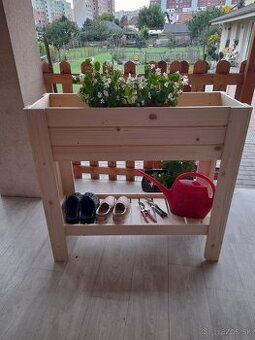 Vyvyšenỳ záhon s poličkou