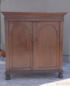 Skriňa starožitná dubová.