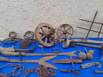 Staré historické ,rustikálne, kované náradie a pomôcky.