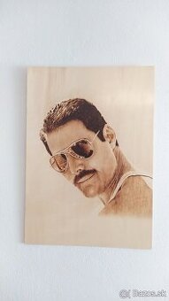 Ručne vypaľovaný obraz Freddye Mercury