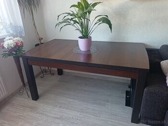 Jedálenský rozkladací stôl
