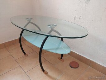 Pekný stolík (obývačkový, konferenčný, do izbý, do pracovne)