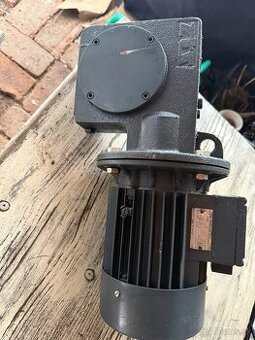 elektromotor s výkonom 0,55kW .