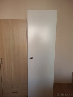 Skriňa biela s policami