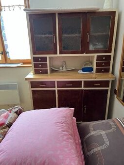 Starožitný kredenc