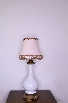 Elegantná retro stolná lampa – opálové sklo a mosadz