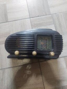 Starožitné bakelitove radio.