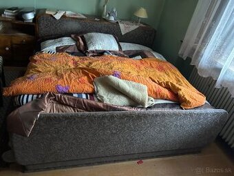 Starožitná posteľ s perinakom