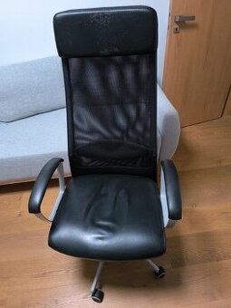 otocna kozena stolicka Ikea Markus