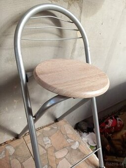 Barový pultik so stoličkami.