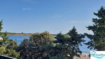 Pag, Novalja – zariadený penthouse v II. rade od mora