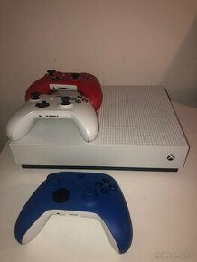 Xbox One S All Digital + 3 ovládače - 1
