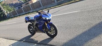 YAMAHA R1