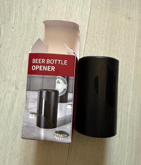Automatický otvárač na pivné fľaše