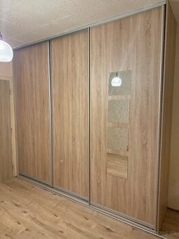 Predám vstavanú skriňu s posuvnými dverami – 285 × 62 × 260