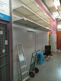 Regál kotvený do steny - 1