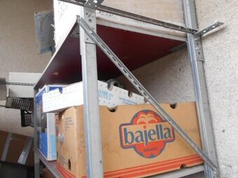 policový kovový skrutkovaný regál