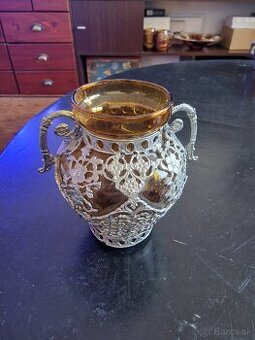 Vaza z opaloveho skla demorovaná cínovým obalom.