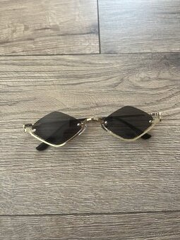 Slnecne damske okuliare sede Gucci so zlatym ramom