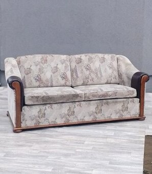 Dvojsedačka s dreveným rámom .