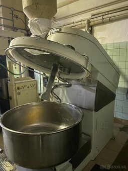 HNĚTAČE NA TĚSTO S POJÍZDNÝMI A PEVNÝMI DÍŽEMA