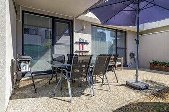 3 izb. byt s predzáhradkou s BAZÉNOM