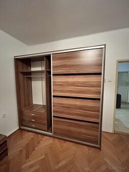 Predám šatnikovú skriňu
