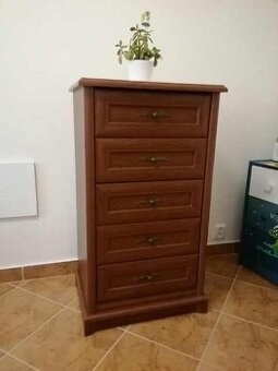 Hnedá komoda