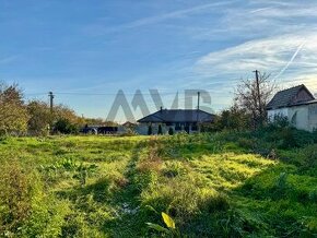 13 ÁROVÝ POZEMOK PRI KOMÁRNE S VÝHĽADOM NA JAZIERKO - 1