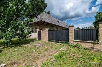 KRÁSNY POZEMOK SO STARŠÍM RODINNÝM DOMOM - POLUVSIE