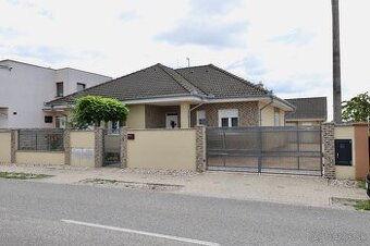 4 izbový rodinný dom so zariadením, pozemok 1174 m2