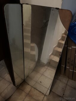 zrkadlo velke starodavne zo skrine