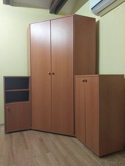Rohová šatníková skriňa + skrinky, tv stolík + polička