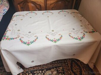 Krásny maslový obrus zdobený farebnou výšivkou kvietkov a až