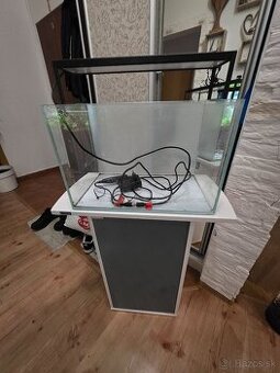 Predám optiwhite akvarium 36l. Svetlo na bluetooth, skrinka
