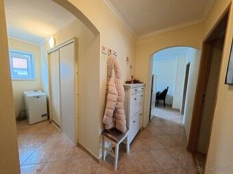 Ponúkam na prenájom priestranný 2-izbový byt Stefanikova Tri