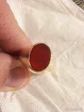 Pánsky zlatý prsten s červeným kameňom ónyx