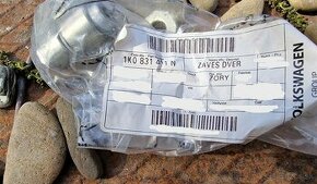 VW GOLF V, VI, JETTA III Predný ľavý pánt dverí